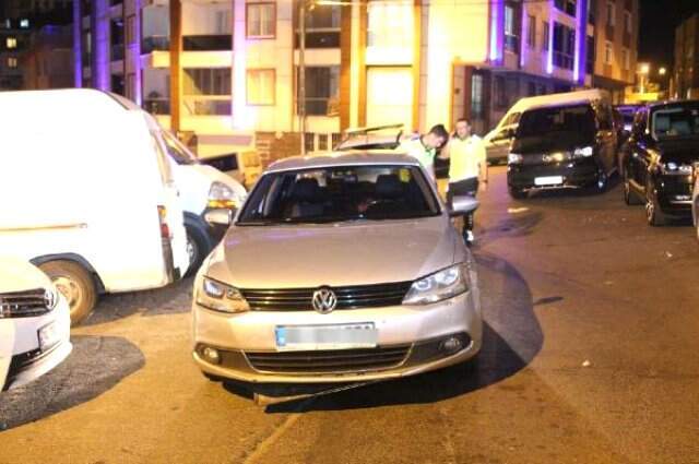 Kaza yapan alkollü sürücü, yol ortasında sızıp kaldı