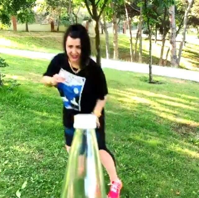 Oyuncu Yasemin Sakallıoğlu'nun kapak açma videosu gülmekten kırdı geçirdi