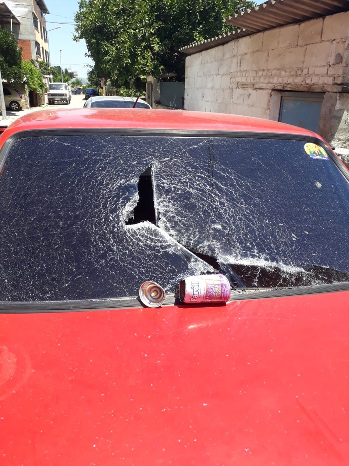 Patlayan deodorant kutusu otomobilin camını kırdı