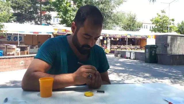29 yaşında olan el sanatları ustası pirince ad yazarak geçimini sağlıyor!