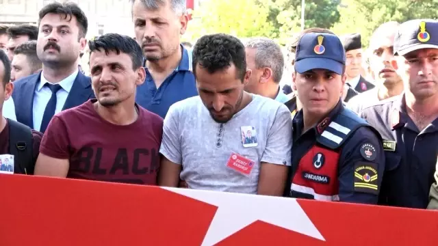 Şehidin ağabeyi: 'Düşmana inat ağlamayacağım' Şehidin ağabeyi: 'Düşmana inat ağlamayacağım'