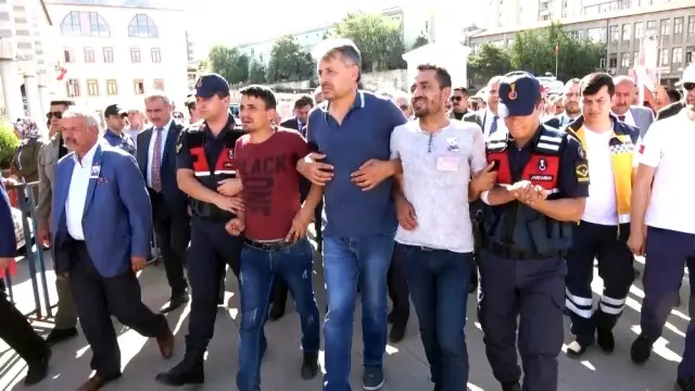 Şehidin ağabeyi: 'Düşmana inat ağlamayacağım' Şehidin ağabeyi: 'Düşmana inat ağlamayacağım'