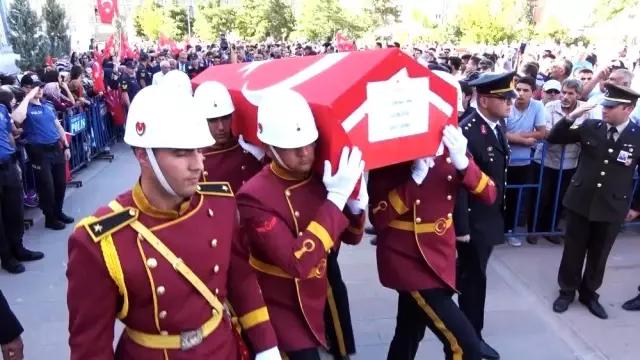 Şehidin ağabeyi: 'Düşmana inat ağlamayacağım' Şehidin ağabeyi: 'Düşmana inat ağlamayacağım'