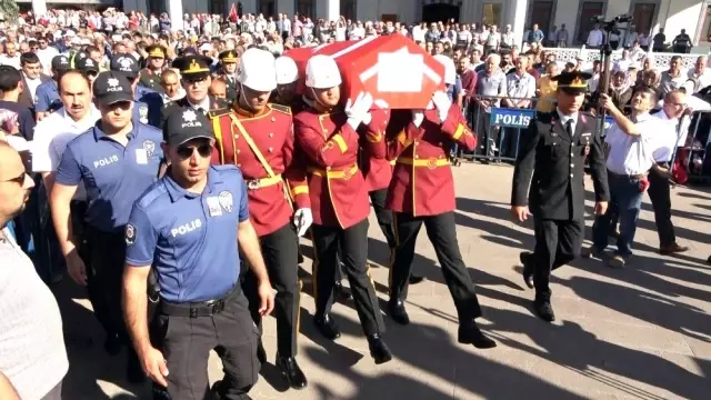 Şehidin ağabeyi: 'Düşmana inat ağlamayacağım' Şehidin ağabeyi: 'Düşmana inat ağlamayacağım'