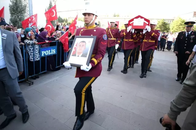 Şehit Uzman Çavuş Baran son yolculuğuna uğurlandı Şehit Uzman Çavuş Baran son yolculuğuna uğurlandı