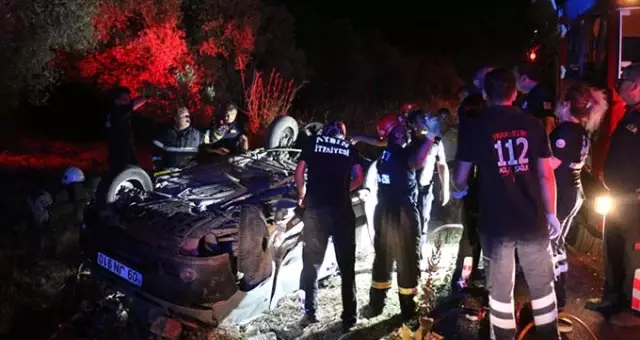 Sürücüsünün kontrolünden çıkan araç, TIR'a çarptı! iki ölü, üç yaralı