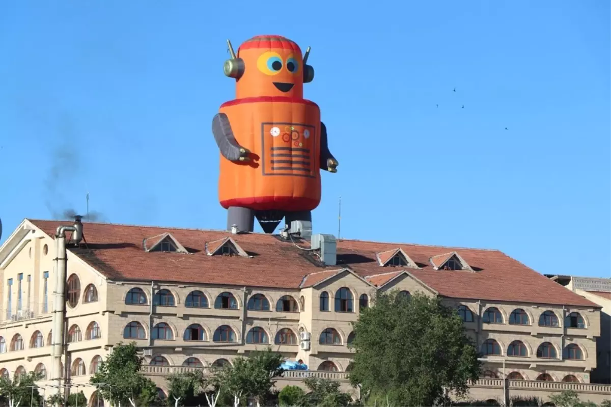Türkiye'nin ilk balon festivalinde gökyüzü şenlendi