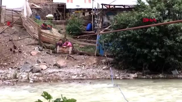 ARTVİN Çoruh Nehri'ni ilkel teleferikle geçiyorlar ARTVİN Çoruh Nehri'ni ilkel teleferikle geçiyorlar