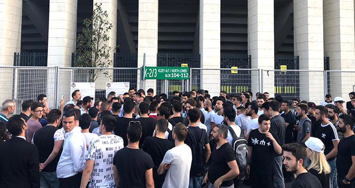Beşiktaşlı taraftarlar, Vodafone Park önünde toplanıp yönetime tepki gösterdi