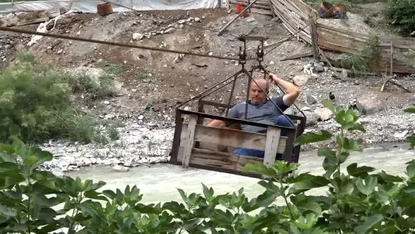 Çoruh Nehri'ni ilkel teleferikle geçiyorlar Çoruh Nehri'ni ilkel teleferikle geçiyorlar