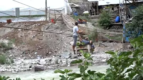 Çoruh Nehri'ni ilkel teleferikle geçiyorlar Çoruh Nehri'ni ilkel teleferikle geçiyorlar