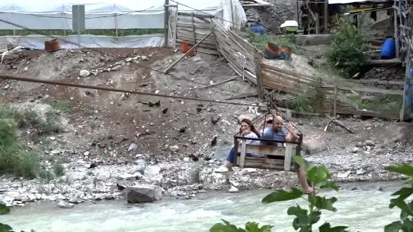 Çoruh Nehri'ni ilkel teleferikle geçiyorlar Çoruh Nehri'ni ilkel teleferikle geçiyorlar