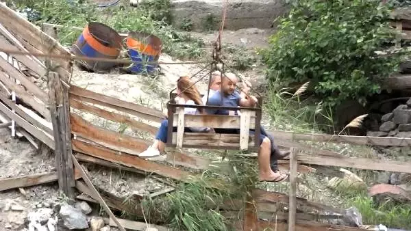 Çoruh Nehri'ni ilkel teleferikle geçiyorlar Çoruh Nehri'ni ilkel teleferikle geçiyorlar