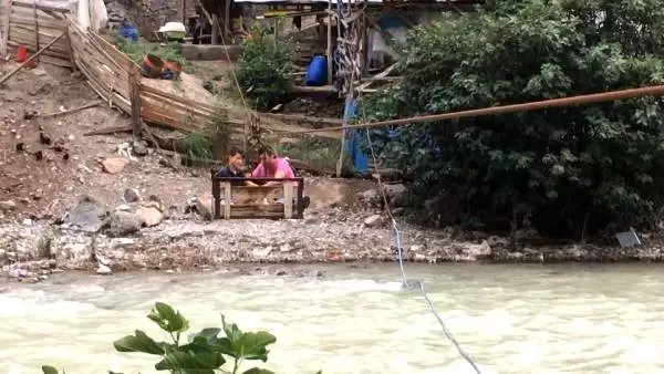 Çoruh Nehri'ni ilkel teleferikle geçiyorlar Çoruh Nehri'ni ilkel teleferikle geçiyorlar