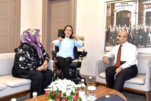 Engelli Damla, yaptığı portreyi Vali Demirtaş'a hediye etti Engelli Damla, yaptığı portreyi Vali Demirtaş'a hediye etti