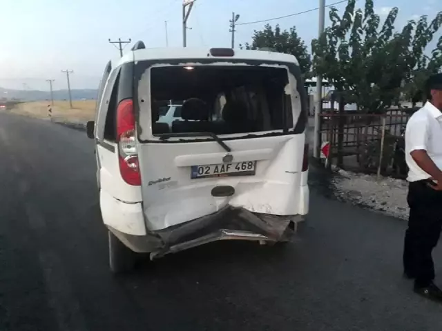 Hafif ticari araç ile otomobil çarpıştı: 4 Yaralı Hafif ticari araç ile otomobil çarpıştı: 4 Yaralı