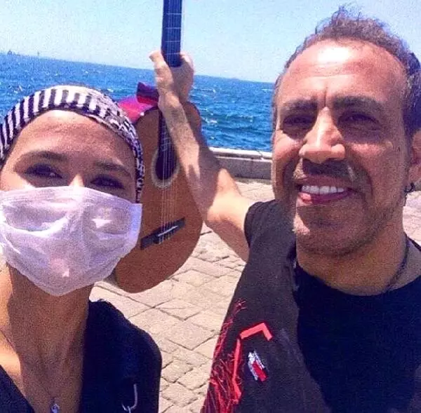 Haluk Levent, tedavi gören genç kız için şarkı söyledi Haluk Levent, tedavi gören genç kız için şarkı söyledi