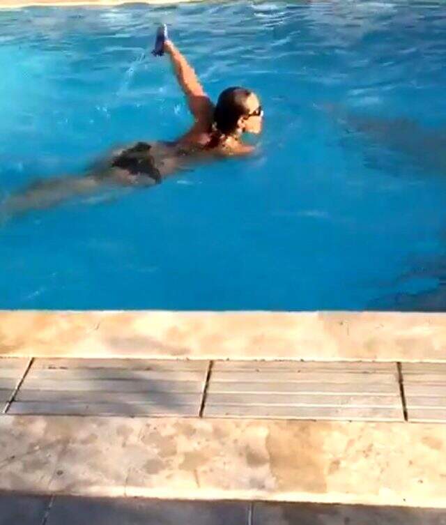 Hülya Avşar'ın bikinili videosuna beğeni yağdı