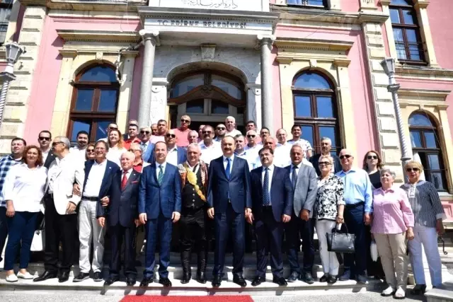 Kırkpınar'ın 2 altın kemerli ağasına davullu zurnalı karşılama Kırkpınar'ın 2 altın kemerli ağasına davullu zurnalı karşılama