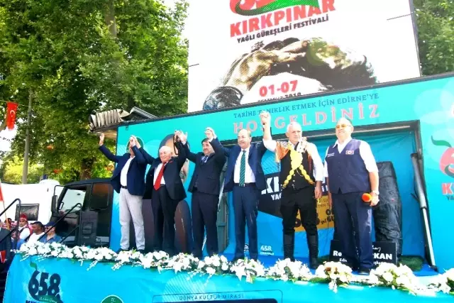 Kırkpınar'ın 2 altın kemerli ağasına davullu zurnalı karşılama Kırkpınar'ın 2 altın kemerli ağasına davullu zurnalı karşılama