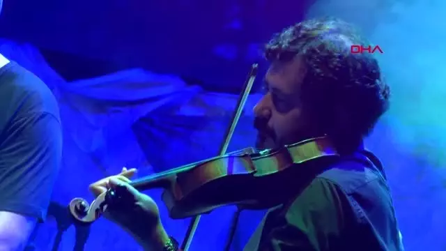 LEVENT YÜKSEL HARBİYE'DE SEVENLERİ İLE BULUŞTU LEVENT YÜKSEL HARBİYE'DE SEVENLERİ İLE BULUŞTU