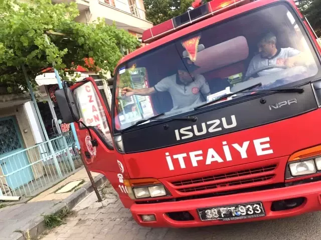Yangını söndürmek isteyen itfaiye ekiplerini arı soktu Yangını söndürmek isteyen itfaiye ekiplerini arı soktu