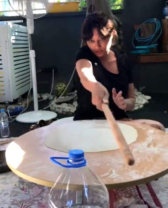 Akıma uyan Nurgül Yeşilçay, oklava ile kapak açtı