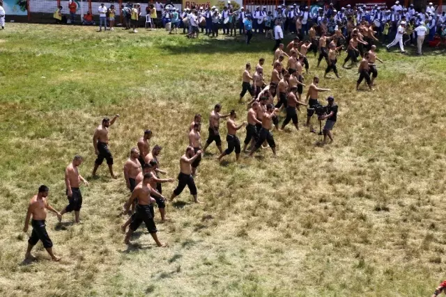 Başpehlivanlar Kırkpınar'da kıran kırana güreşti