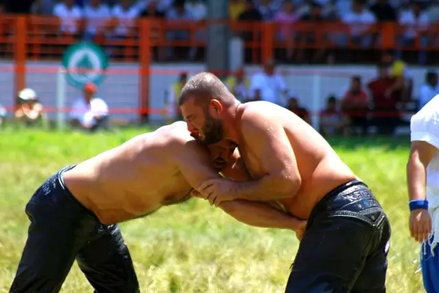 Başpehlivanlar Kırkpınar'da kıran kırana güreşti