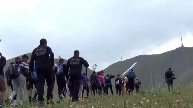 Dağcılar Milli Mücadele için Palandöken'e tırmandı