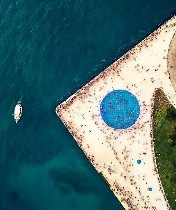 Dalgaların müziğini dinlemeye geliyorlar