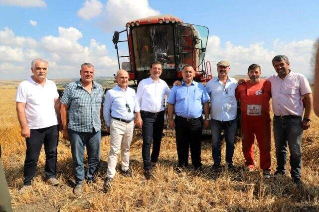 Ekrem İmamoğlu hasat şenliğine katılıp biçerdövere bindi: İstanbul, tarımıyla da bereketli