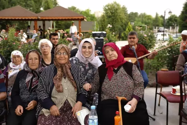 Huzurevi sakinleri açık havada sinema izledi Huzurevi sakinleri açık havada sinema izledi