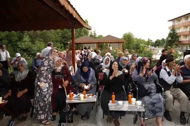 Huzurevi sakinleri açık havada sinema izledi Huzurevi sakinleri açık havada sinema izledi