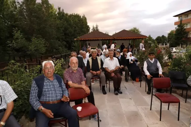 Huzurevi sakinleri açık havada sinema izledi Huzurevi sakinleri açık havada sinema izledi
