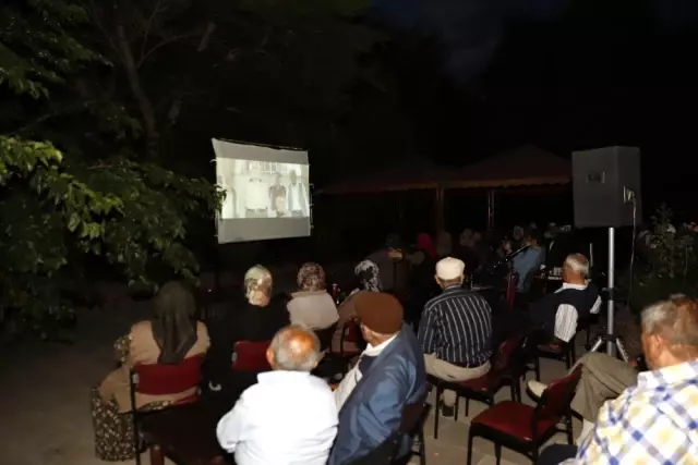 Huzurevi sakinleri açık havada sinema izledi Huzurevi sakinleri açık havada sinema izledi