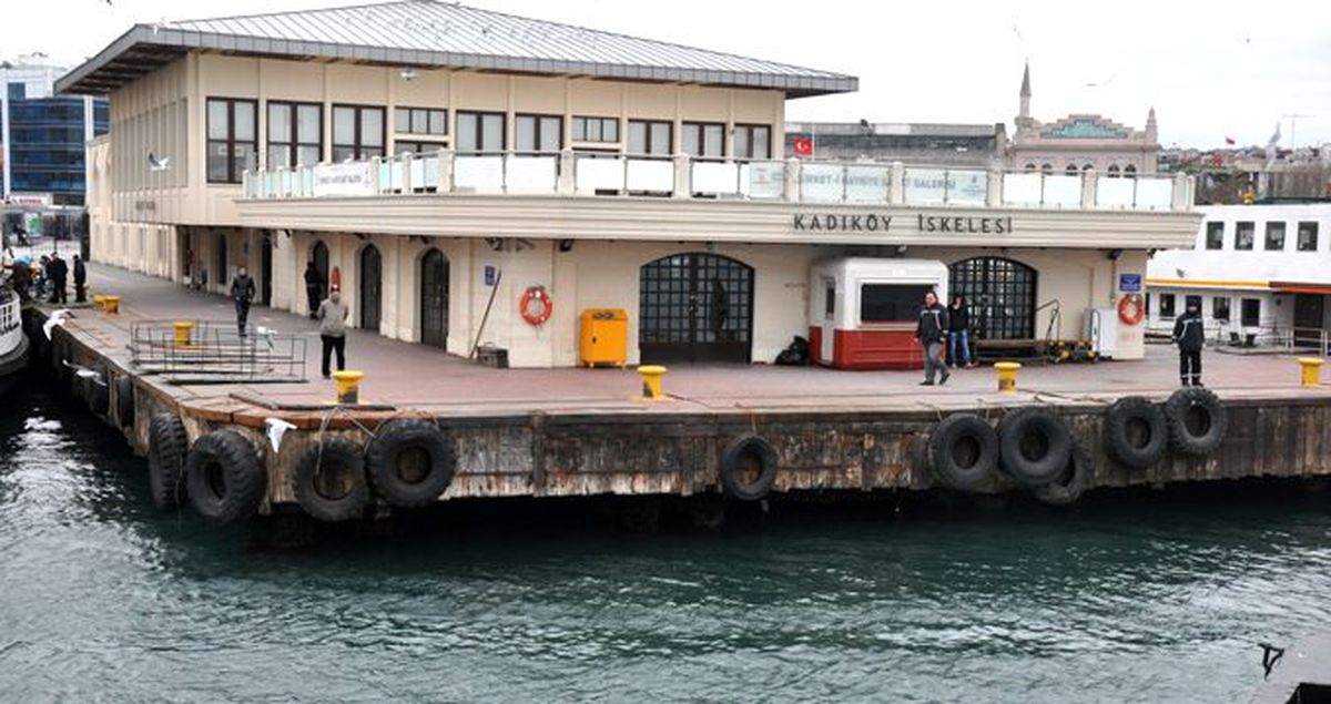 Kadıköy'de iskeleden denize düşen kadını, zabıta kurtardı