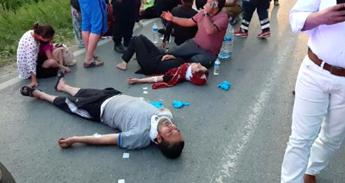 Piknikten dönen işçileri taşıyan midibüs devrildi! 12'si ağır 23 yaralı