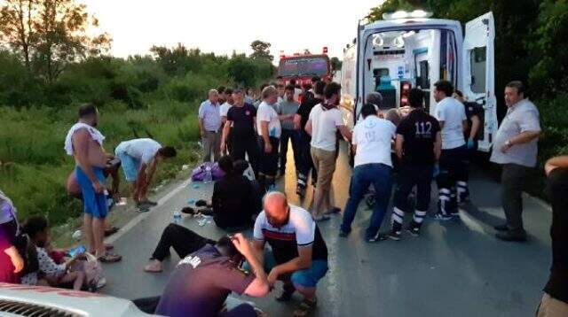 Son Dakika! Piknikten dönen işçileri taşıyan midibüs devrildi! 12'si ağır 23 yaralı