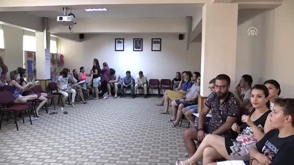 Uluslararası öğrenciler 'Karagöz ile Hacivat' gölge oyununu sundu