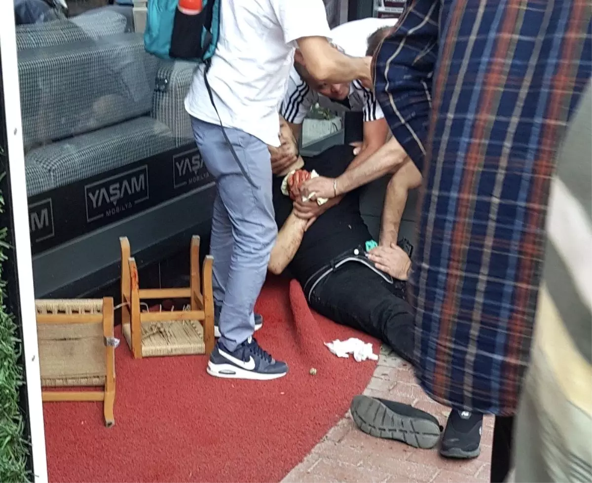 Arkadaşlarıyla kaldırımda otururken pompalı tüfekle vuruldu