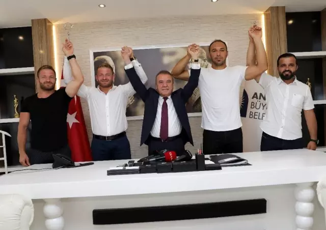 Başpehlivan Ali Gürbüz Başkan Böcek'e verdiği sözü tuttu Başpehlivan Ali Gürbüz Başkan Böcek'e verdiği sözü tuttu