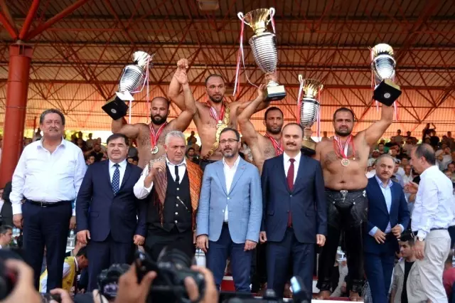Başpehlivan Ali Gürbüz Başkan Böcek'e verdiği sözü tuttu Başpehlivan Ali Gürbüz Başkan Böcek'e verdiği sözü tuttu