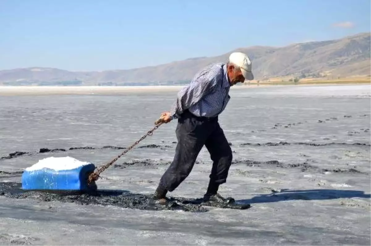 Ekmeğini gölden tuz çıkararak sağlıyor