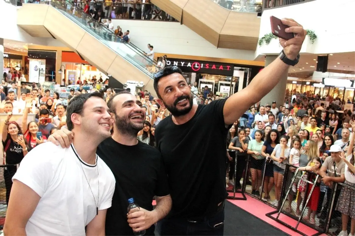 'Geçmiş Olsun' filmine İzmir'de özel gala