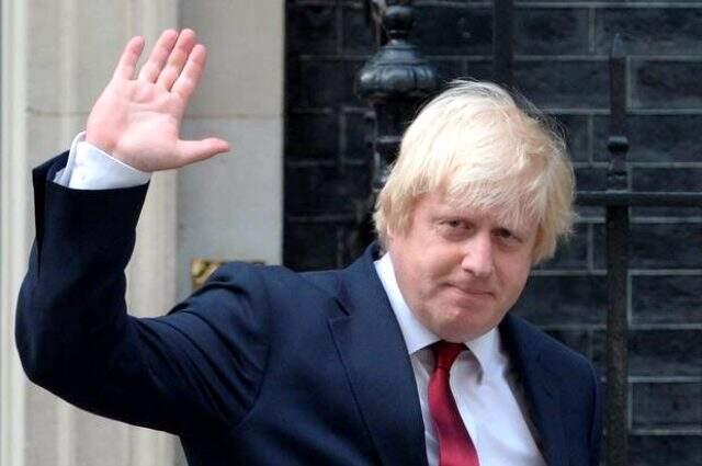 İngiliz televizyon yıldızı Katie Price, Osmanlı torunu Boris Johnson'a davette göğüslerini gösterdi