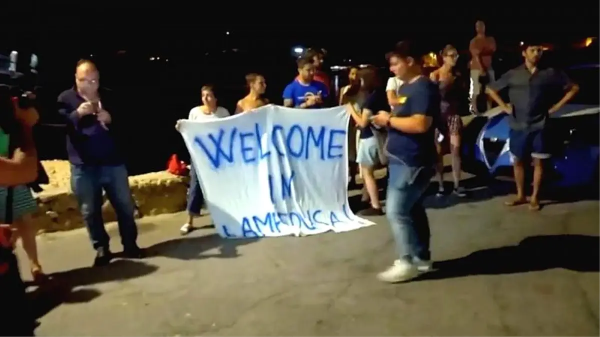 İtalya, Lampedusa açıklarında bekleyen kurtarma gemisine bu kez izin verdi