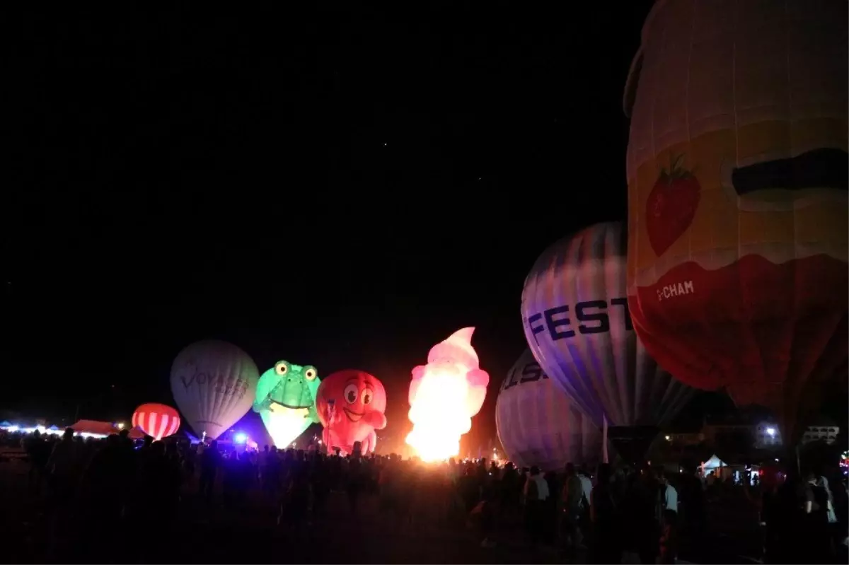 Kapadokya'da sıcak hava balonlarından muhteşem gösteri