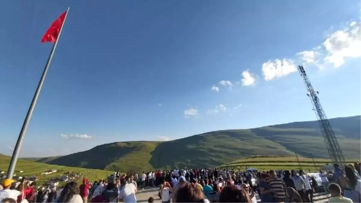 Karadağ'a Atatürk silüeti yansıdı, yüzlerce kişi akın etti