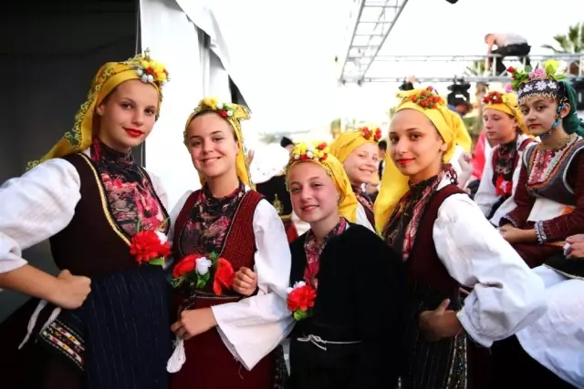Kuşadası'nda Makedonya ve Rumeli Göçmenleri Folklor Festivali coşkusu